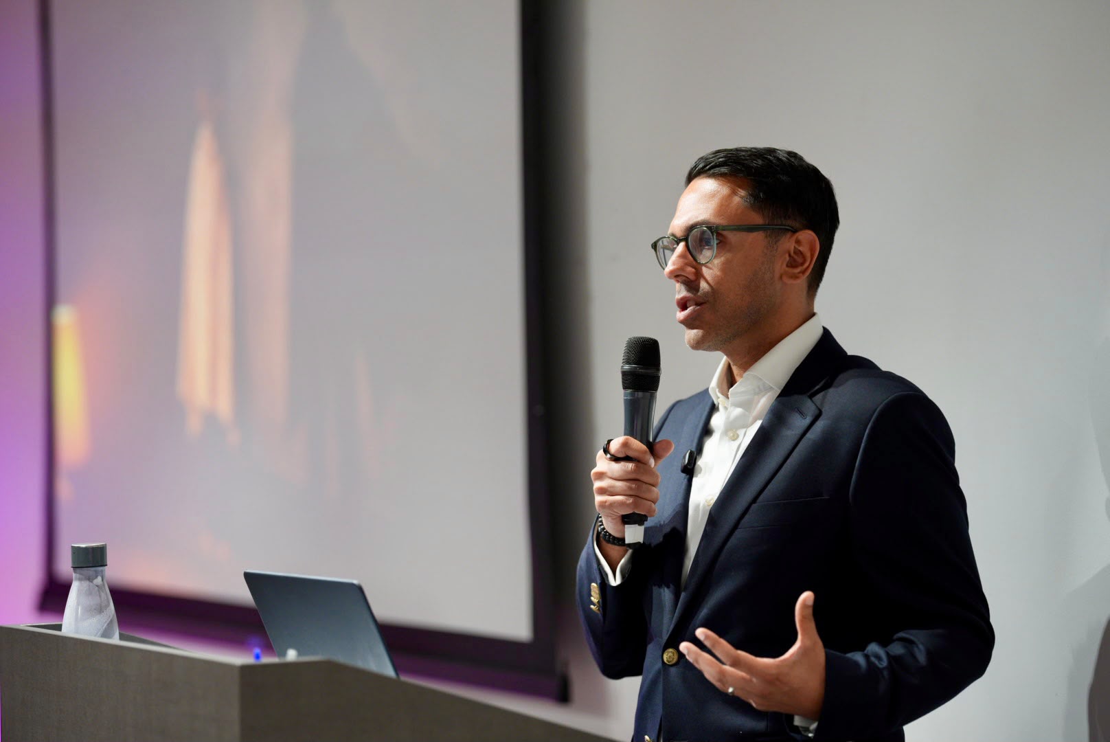 Rahim Hirji leading a leadership session for the Echo360 team